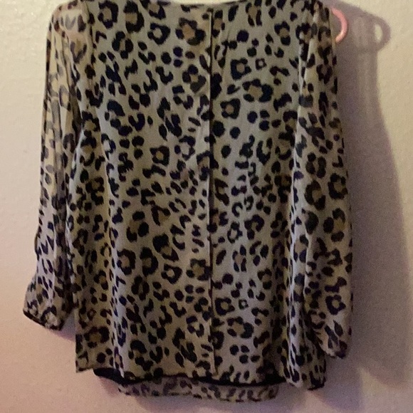 Like new Guess Leopard jungle safari open arm sheer low cut v neck blouse size S - Picture 5 of 9